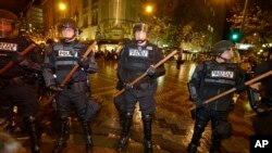 El departamento de Justicia estudia la posibilidad de demanar a la policía de Ferguson si no acceden a cambiar sus prácticas consideradas cargadas de discriminación racial.