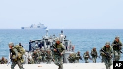 Pasukan marinir Filipina dan AS menyerbu pantai sebagai bagian dari latihan pendaratan amfibi selama latihan militer bersama "Balikatan 34" di Filipina, 9 Mei 2018. (Foto: dok).