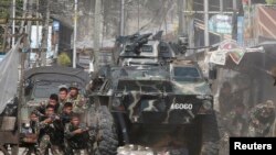 Tentara pemerintah Filipina bertempur melawan pemberontak MNLF (Moro National Liberation Front) di kota Zamboanga, Filipina selatan, 12 September 2013. (Foto: dok).