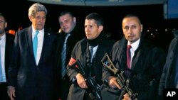 U.S. Secretary of State John Kerry (l) departing Geneva, Jan. 14, 2015.