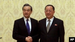 Le ministre chinois des Affaires étrangères Wang Yi et son homologue nord-coréen Ri Yong Ho à droite avec à Pyongyang, en Corée du Nord le 2 mai 2018.