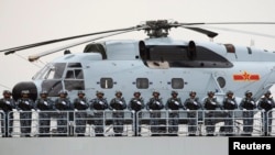 រូបឯកសារ៖ កងយោធាជើងទឹកចិន​ចូលរួមក្នុងពិធីខួបកងទ័ពជើងទឹកចិន​ នៅខេត្ត Shandong កាលពីថ្ងៃទី២៣ ខែមេសា ឆ្នាំ២០០៩។ 