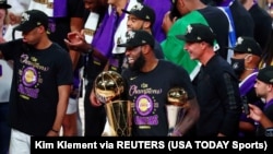 L'attaquant des Los Angeles Lakers, LeBron James, sourit en tenant le trophée du MVP et des finales après le sixième match des finales de la NBA 2020. (Photo: Kim Klement-USA TODAY Sports via Reuters)