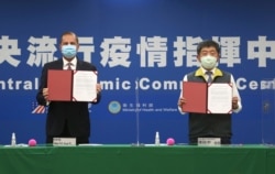 U.S. Health and Human Services Secretary Alex Azar, left, and Taiwanese Minister of Health and Welfare Chen Shih-chung pose during a signing of a memorandum of understanding at the Central Epidemic Command Center in Taipei, Aug. 10, 2020.