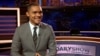 Trevor Noah apparaît sur le plateau de sa nouvelle émission, "The Daily Show with Trevor Noah", à New York, le 25 septembre 2015.
