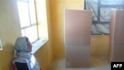 Một nhân viên phòng phiếu ngồi canh giữ 1 thùng phiếu ở Bamyan, Afghanistan, 18/9/2010
