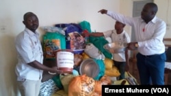 Des denrées alimentaires et d'autres produits sont collectés à Bukavu pour aider les survivants de massacres à Beni, 17 août 2016. (VOA / Ernest Muhero)