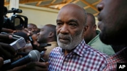 L'ancien président haïtien René Préval s'adressant, ici, à la presse à Port-au-Prince, Haïti, dimanche 20 mars 2011.