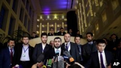 លោកMohammed Alloush ប្រធាន​ក្រុម​ប្រឆាំង​នៅ​ស៊ីរី​ (រូប​កណ្តាល) ថ្លែង​ទៅ​សារព័ត៌មាន​ បន្ទាប់​ពី​កិច្ចចរចា​ស្តី​ពី​សន្តិភាព​ស៊ីរី​នៅ​ក្នុង​ក្រុង Astana ប្រទេស​កាហ្សាក់ស្ថាន កាលពី​ថ្ងៃទី២៤ ខែមករា ឆ្នាំ២០១៧។