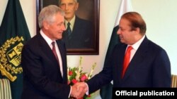 Pokiston bosh vaziri Navoz Sharif (o'ngda) va AQSh mudofaa vaziri Chak Xeygel Islomobodda, 9-dekabr, 2013-yil