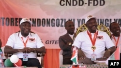 Le général Evariste Ndayishimiye (à gauche) aux côtés du président sortant du Burundi, Pierre Nkurunziza, le 26 janvier 2020 à Gitega, au Burundi, lors du congrès du parti au pouvoir, le CNDD-FDD. (Photo AFP)