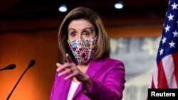 La presidenta de la Cámara de Representantes de EE.UU., Nancy Pelosi, habla con periodistas el 7 de enero de 2020, un día después de que simpatizantes del presidente Donald Trump asaltaron el Capitolio en Washington. 