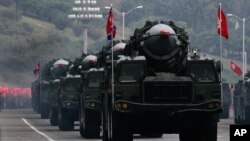 Des missiles nord-coréens sur des camions lors d'une parade militaire marquant le 65e anniversaire du Parti des travailleurs au pouvoir à Pyongyang, Corée du Nord, le 10 octobre 2010. (AP Photo / Vincent Yu)