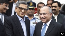 Cao ủy của Pakistan tại Ấn Độ Salman Bashir (phải) tiếp đón Ngoại trưởng Ấn Độ S.M.Krisna tại sân bay chakala ở Rawalpindi, Pakistan