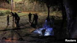 ইসরায়েলি জরুরি পরিষেবাগুলো একটি ক্ষেপণাস্ত্র হামলার ঘটনাস্থলে কাজ করছে। ইয়েমেনের সামরিক বাহিনী জানায়, হামলাটি ২০২৪ সালের ২১ ডিসেম্বর ইয়েমেন থেকে তেল আবিবের দক্ষিণে জাফায় সংঘটিত হয়েছিল। 