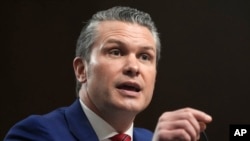 美國國防部長提名人海格塞斯1月14日出席國會參議院的提名聽證會上回答參議員詢問。（美聯社照片）