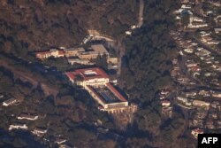 O museu de arte Getty Villa permanece intacto após a passagem do incêndio de Palisades, provocado pelo vento, no bairro de Pacific Palisades, em Los Angeles, a 10 de janeiro de 2025.