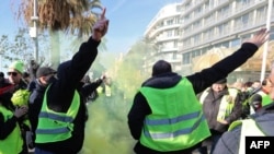 Des manifestants scandent des slogans et des gestes lors d'une manifestation antigouvernementale appelée par le mouvement des Gilets jaunes "Gilets Jaunes" à Nice, dans le sud de la France, le 12 janvier 2019.
