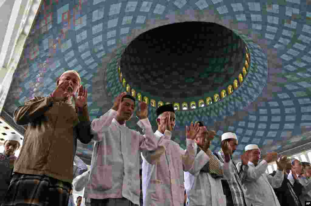 Indonesian Muslim men pray during a special prayer for the victims of AirAsia Flight 8501 at Al Akbar Mosque in Surabaya, East Java, Indonesia, Jan. 2, 2015. 