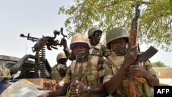 Des soldats dans le camp militaire de Bosso, dans la région de Diffa, Niger, après des combats contre Boko Haram, le 17 juin 2016.