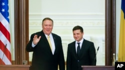 Menteri Luar Negeri AS Mike Pompeo (kiri) bersama Presiden Ukraina Volodymyr Zelenskiy dalam konferensi pers di Kiev, Ukraina, 31 Januari 2020. 