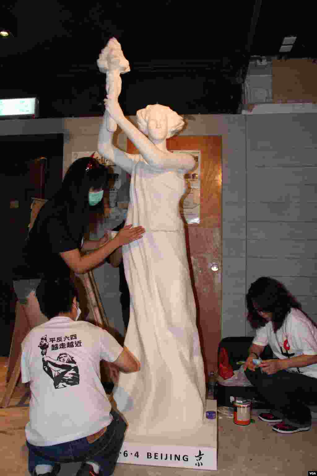 香港支联会将民主女神像运送到六四纪念馆竖立（美国之音图片/海彦拍摄）