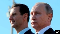 미국 일리노이주 시카고에 있는 맥도날드 드라이브스루에서 총격 사건이 발생한 후 경찰이 현장을 조사하고 있다. 18일 총격으로 7세 소녀 재슬린 애덤스가 숨지고 아이의 아버지 존태 애덤스는 중상을 입었다. 