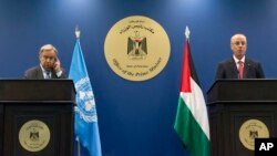 Sekretaris Jenderal PBB Antonio Guterres (kiri) dan PM Palestina Rami Hamdallah dalam konferensi pers bersama di Ramallah, Palestina, Selasa (29/8). 