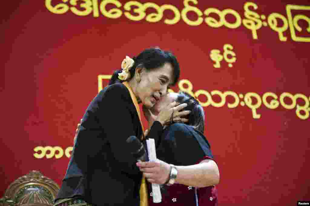 Nobel laureate Aung San Suu Kyi (L) meets Naw Star Ri during a meeting with the Burmese community in Bergen, Norway, June 17, 2012.