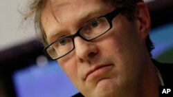 Британський письменник Люк Гардінґ про удар по друкарні видавництва Vivat у Харкові: "Ми не повинні обманювати себе. Це не ракета, яка "випадково впала". Це був навмисний удар. Цинічний удар".