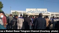 تجمع کارگران شرکت پتروشیمی آبادان. آرشیو