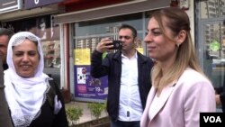 With the HDP Party shut out of the media, mayor candidate for Diyarbakir’s Kayar Pinar district takes to the streets to build support. (D. Jones/VOA)
