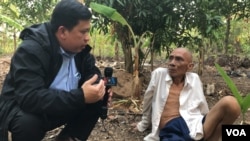 VOA Khmer reporter Sok Khemara​ interviews Ao An in Battambang province's Kamrieng district in mid-December 15, 2019. (Hul Reaksmey/VOA Khmer) ​​ 
