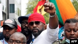 Des activistes de l'opposition camerounaise manifestent contre le président camerounais et la politique française en Afrique en marge du sommet des dirigeants de l'UE à Bruxelles, le 17 juillet 2020. (Photo François WALSCHAERTS / AFP)