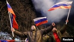 شادمانی طرفداران روسیه در دونتسک پس از نطق ولادیمیر پوتین، رئیس‌جمهوری روسیه، درباره به رسمیت شناختن استقلال دونتسک و لوهانسک. (دوشنبه ٢ اسفند ۱۴۰۰)