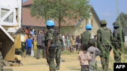 Des soldats de la paix du Malawi pour le compte de la MONUSCO montent la garde devant l'église catholique Emmanuel Butsili à Beni, le 27 juin 2021, après l'explosion d'une bombe artisanale.