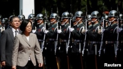 Presiden Taiwan Tsai Ing-wen menginspeksi pasukan sebelum upacara untuk menandai ulang tahun Akademi Militer Whampoa ke-92 di Kaohsiung, Taiwan selatan (16/6). (Reuters/Tyrone Siu)