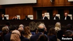 Hakim Nawaf Salam, presiden Mahkamah Internasional (ICJ) memimpin Mahkamah Internasional (ICJ), di Den Haag, Belanda 24 Mei 2024, saat mengeluarkan putusan mengenai permintaan Afrika Selatan untuk memerintahkan penghentian serangan Israel di Rafah di Gaza. (REUTERS/Johanna Geron)