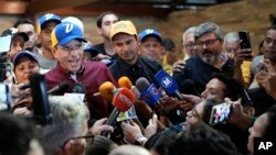 Henrique Capriles ofrece declaraciones a la prensa el día en el que inscribió su candidatura ante la Comisión Nacional de Primaria. 