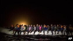 Des réfugiés et des migrants partent de la Libye, le 5 mars 2017. 