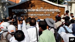 រូបឯកសារ៖ អ្នក​សារព័ត៌មាន​ព្យាយាម​សុំ​សម្ភាស​មេដឹកនាំ​សកម្មជន​សិទ្ធិមនុស្ស ក្នុង​អំឡុង​ពិធីហែរក្បួន​នៅ​មុខ​អង្គភាព​ប្រឆាំង​អំពើ​ពុក​រលួយ នៅ​រាជធានី​ភ្នំពេញ កាលពី​ថ្ងៃ​ព្រហស្បតិ៍ ទី២៩ ខែ​មេសា ឆ្នាំ​២០១៤។ (AP Photo/Heng Sinith)