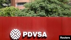 Logotipo corporativo de la petrolera estatal PDVSA se ve en una gasolinera en Caracas, el 16 de noviembre de 2017.