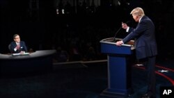 El presidente Donald Trump se dirige desde el atril al periodista y moderador del primer debate presidencial 2020, Chris Wallace, durante el evento del 29 de septiembre de 2020.