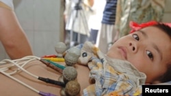 Seorang anak sedang menerima vaksin Hepatitis, sebagai ilustrasi. Kasus hepatitis sedang merebak, dan Kementerian Kesehatan menemukan 18 kasus dugaan hepatitis akut yang tersebar di tujuh provinsi. (Foto: Reuters)