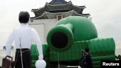 រូបឯកសារ៖ បាឡុងជារូបមនុស្សឈរនៅមុខរថក្រោះនៅទីលាន Liberty Square កោះតៃវ៉ាន់ ដើម្បីរំឭកខួបនៃការបង្រ្កាបបាតុករនៅទីលាន Tiananmen នៅក្រុងប៉េកាំង ប្រទេសចិន។