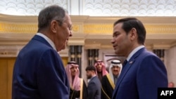 Ngoại trưởng Hoa Kỳ, Marco Rubio (phải) và người đồng cấp Nga, Sergei Lavrov, trong cuộc gặp tại Riyadh, Saudi Arabia, ngày 18 tháng Hai, 2025.