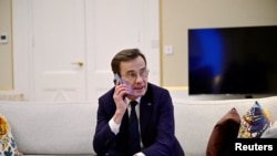 在斯德哥尔摩的政府总部，瑞典首相克里斯特松在收到匈牙利议会有关批准瑞典加入北约的表决结果之际通电话。(2024年2月26日)