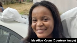 Mimi Mefo, à gauche, journaliste anglophone camerounaise, en liberté, après deux jours de détention provisoire pour "atteinte à la sûreté de l'Etat", à Douala, Cameroun, 10 novembre 2018. (Me Alice Koum)