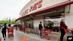 Khách hàng tôn trọng giản cách xã hội bên ngoài siêu thị Trade Joe tại Omaha, Nebraska.