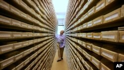 Gary Mokotoff, genealogist Yahudi dari New Jersey, melihat daftar nama di International Tracing Service (ITS) di Bad Arolsen, Jerman tengah. (Foto: dok).